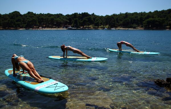 دختران مشغول یوگا در آب در ساحل دریای آدریاتیک کرواسی - اسپوتنیک ایران  