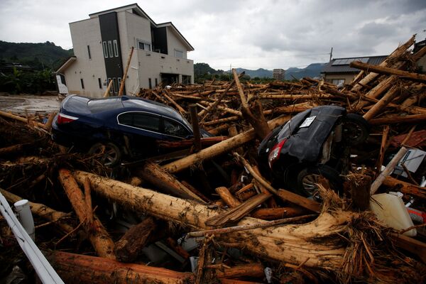 بقایای اتومبیل ها و درختان پس از طوفان در شهر آساکورای ژاپن - اسپوتنیک ایران  