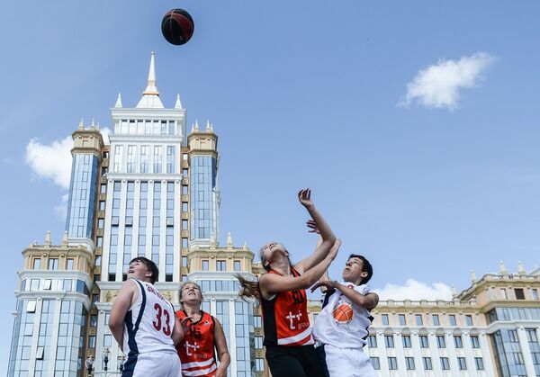بازی بسکتبال دانشجویان در میدان تیسیچالت (هزارساله) در شهر سارانسک - اسپوتنیک ایران  