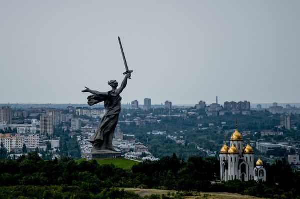 مجسمه مام میهن فرا می خواند یادبود نبرد استالینگراد در شهر ولگاگراد - اسپوتنیک ایران  