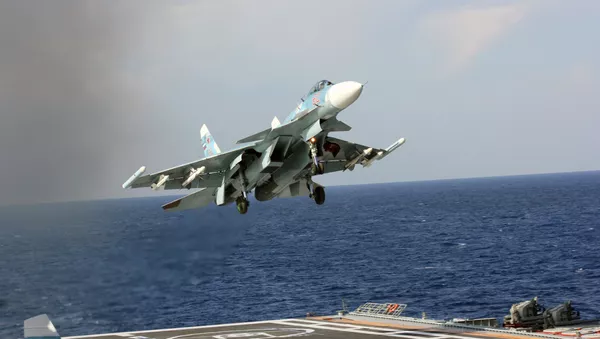 Истребитель Су-33 садится на палубу тяжелого авианесущего крейсера Адмирал Кузнецов в Средиземном море - اسپوتنیک ایران  
