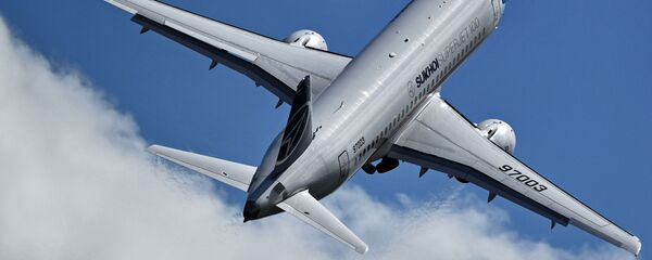 Самолет Sukhoi Superjet 100 выполняет демонстрационный полет на Международном авиационно-космическом салоне МАКС-2017 в Жуковском Самолет Sukhoi Superjet 100 выполняет демонстрационный полет на Международном авиационно-космическом салоне МАКС-2017 в Жуковском - اسپوتنیک ایران