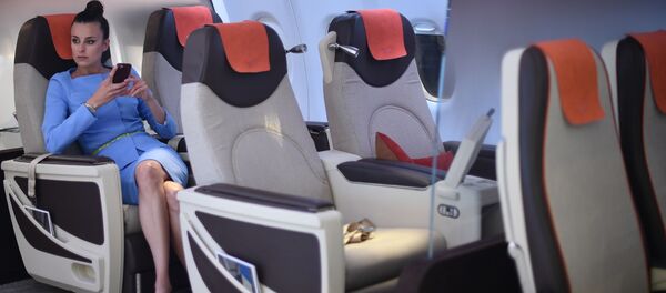 دختر سوئدی یک تنه جلو اخراج یک پناهجو افغانی ایستاد +‌ ویدئو - اسپوتنیک ایران  