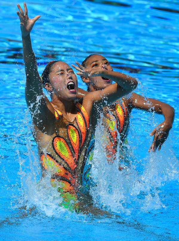 شرکت کنندگان ژاپنی در مسابقات شیرجه در آب در هجدهمین دوره مسابقات ورزشهاي آبی در بوداپست مجارستان - اسپوتنیک ایران  