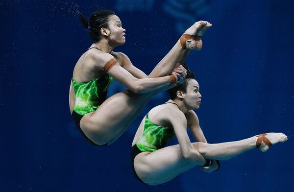 شرکت کنندگان مالزی در مسابقات شیرجه هماهنگ در آب در هجدهمین دوره مسابقات ورزشهاي آبی در بوداپست مجارستان - اسپوتنیک ایران  
