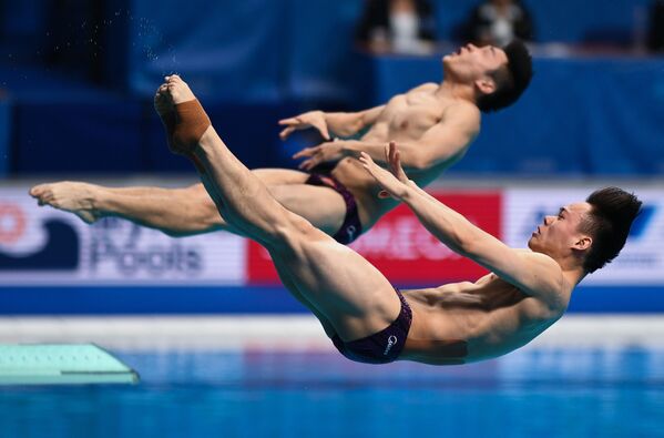 شرکت کنندگان چینی در مسابقات شیرجه در آب در هجدهمین دوره مسابقات ورزشهاي آبی در بوداپست مجارستان - اسپوتنیک ایران  