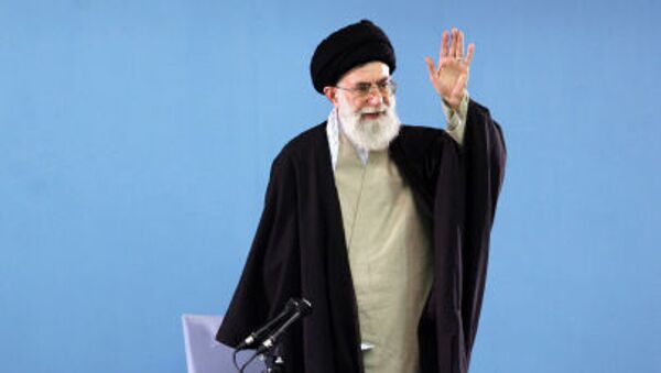 سلاح جنگی رهبر ایران در مراسم نماز عید فطر + عکس - اسپوتنیک ایران  