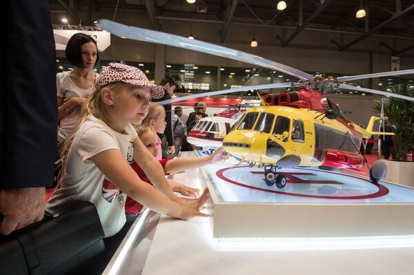 بچه ها در حال تماشای  مدل های بالگرد  در 8 - مین نمایشگاه  بین المللی  بالگرد در  مسکو - اسپوتنیک ایران  