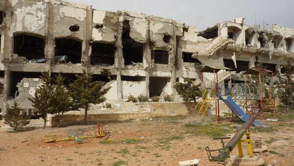 Опустевшая детская площадка на фоне разрушенного здания в сирийском городе Маалюля, разположенном к северо-востоку от Дамаска - اسپوتنیک ایران  
