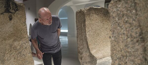 Посетитель на выставке Нефертари и Долина Цариц из Египетского музея в Турине Посетитель на выставке Нефертари и Долина Цариц из Египетского музея в Турине - اسپوتنیک ایران