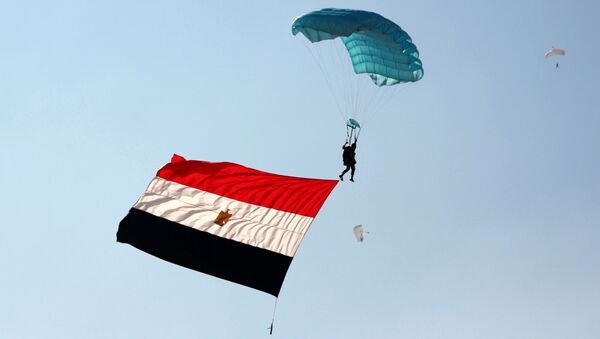 Военнослужащий с флагом Египта во время российско-египетских антитеррористических учений - اسپوتنیک ایران  