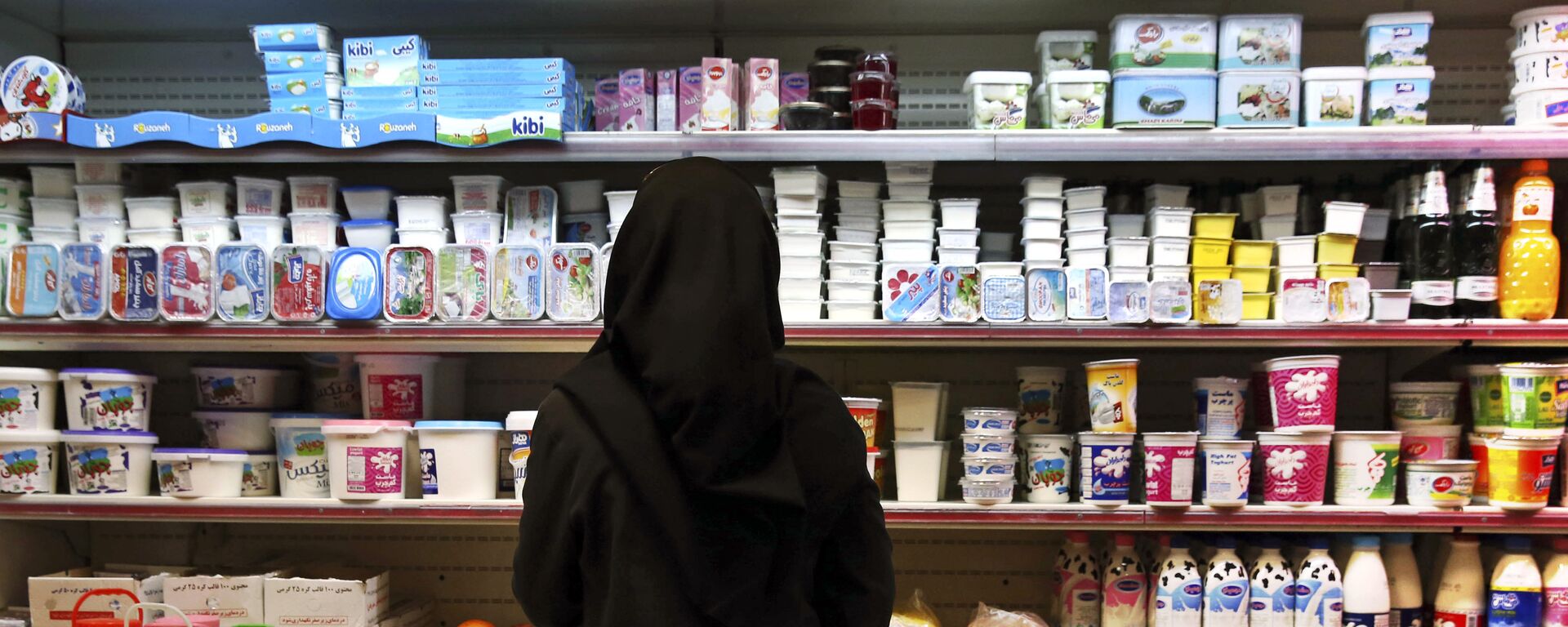 An Iranian woman looks at goods on the shelves in a supermarket in north Tehran, Iran, Wednesday, April 29, 2015 - اسپوتنیک ایران  , 1920, 11.03.2022