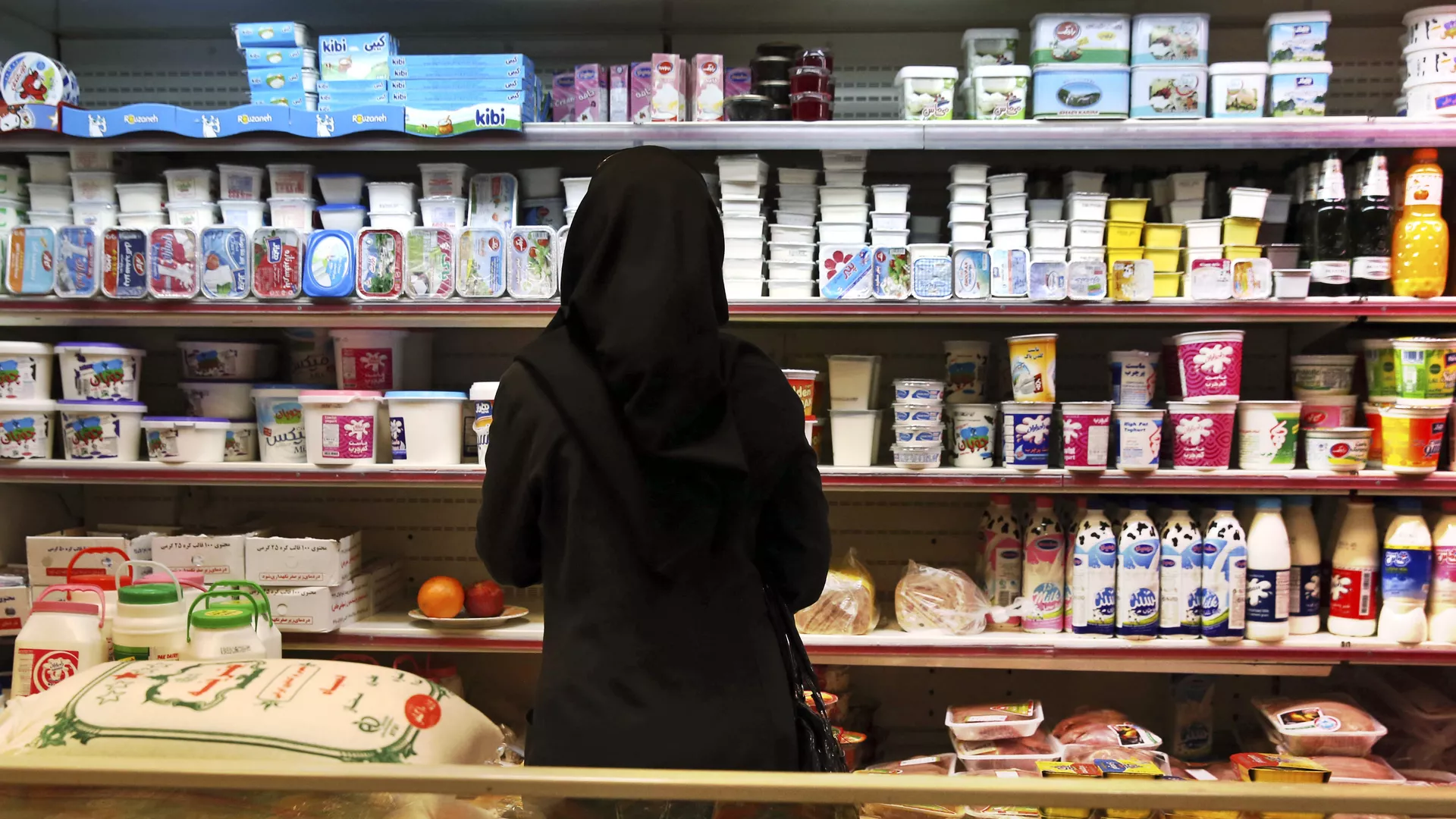An Iranian woman looks at goods on the shelves in a supermarket in north Tehran, Iran, Wednesday, April 29, 2015 An Iranian woman looks at goods on the shelves in a supermarket in north Tehran, Iran, Wednesday, April 29, 2015 - اسپوتنیک ایران , 1920, 11.03.2022