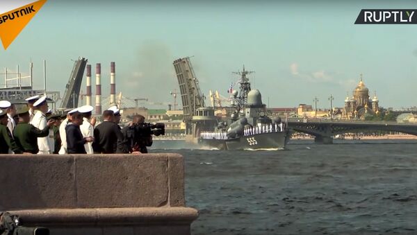 مانور ناوگان دریایی روسیه از پل های سن پترز بورگ + ویدئو - اسپوتنیک ایران  