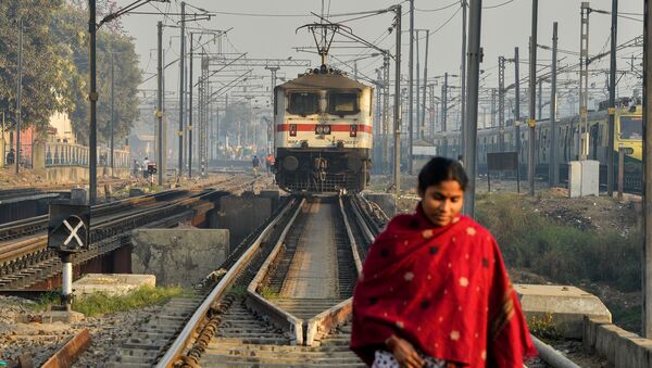 Поезд на рельсах железной дороги в Индии. Архивное фото - اسپوتنیک ایران  