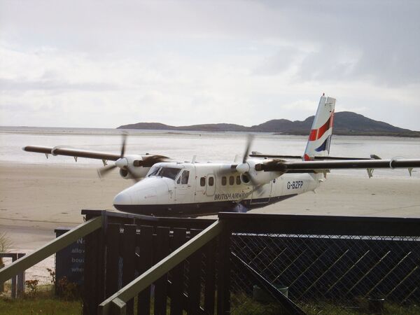 هواپیما در باند فرودگاه جزیره بارا در اسکاتلند - اسپوتنیک ایران  
