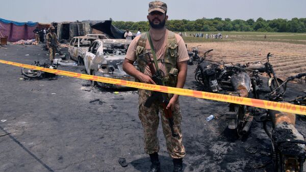 Солдат на месте взрыва бензовоза в Пакистане - اسپوتنیک ایران  