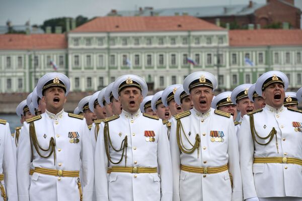 اجرای سربازان در جشن روز نیروی دریایی روسیه در سن پترزبورگ - اسپوتنیک ایران  