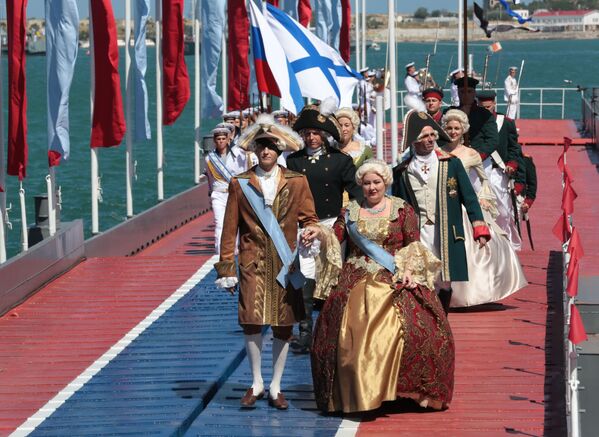 شرکت کنندگان در لباس های سنتی در مراسم روز نیروی دریایی روسیه - اسپوتنیک ایران  