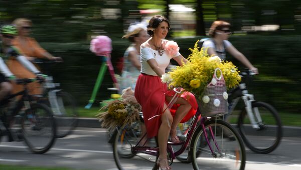 Участники велопарада Леди на велосипеде в парке Сокольники в Москве - اسپوتنیک ایران  