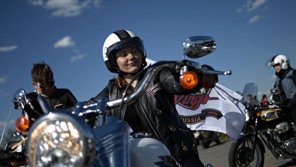 Участница праздничных мероприятий, посвященных Дню мотоциклистки, на Воробьевых горах в Москве - اسپوتنیک ایران  