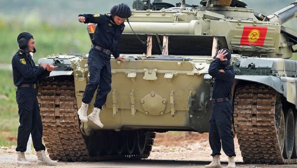 Команда министерства обороны Киргизии во время индивидуальной гонки соревнований по танковому биатлону на Армейских международных Играх-2017 на полигоне Алабино - اسپوتنیک ایران  