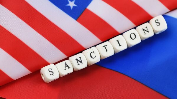 Надпись санкции, сложенная из кубиков между флагами США и России - اسپوتنیک ایران  