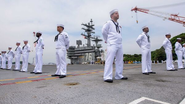 Матросы ВМС США и авианосец Ronald Reagan в порту города Йокосука в Японии - اسپوتنیک ایران  