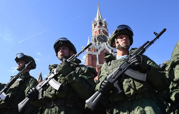 تفنگداران در جشن روز نیروهای هوابرد روسیه در میدان سرخ مسکو - اسپوتنیک ایران  