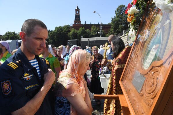 مراسم مذهبی در جشن روز  نیروهای هوابرد روسیه درمیدان سرخ مسکو - اسپوتنیک ایران  