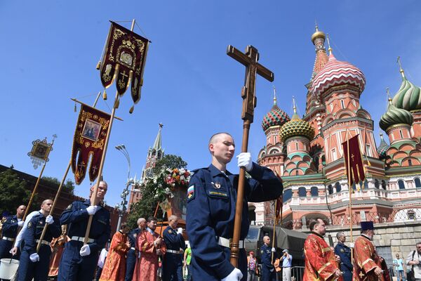 نیروهای نظامی در مراسم مذهبی جشن روز  نیروهای هوابرد روسیه در میدان سرخ مسکو - اسپوتنیک ایران  