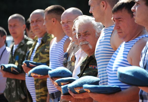 شرکت کنندگان در مراسم دعای روز  نیروهای هوابرد  روسیه در شهر چیتا - اسپوتنیک ایران  