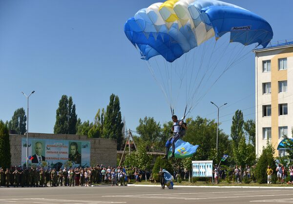 فرود چترباز در جشن  نیروهای هوابرد روسیه در شهر استاوروپول - اسپوتنیک ایران  