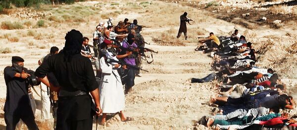 کشف اجساد سربازان سوری دفن شده توسط داعش در الرقه کشف اجساد سربازان سوری دفن شده توسط داعش در الرقه - اسپوتنیک ایران