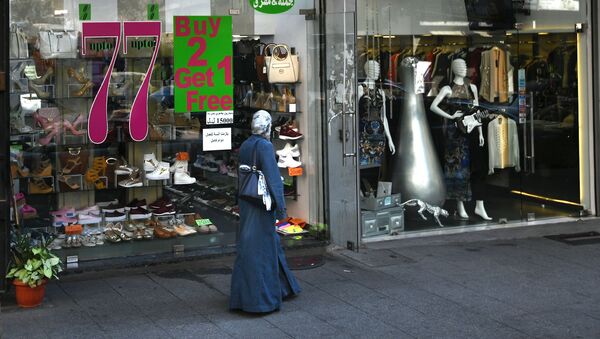 Женщина у витрины магазина в Бейруте, Ливан - اسپوتنیک ایران  