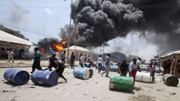 Люди убегают от места взрыва на автозаправочной станции в Сомали - اسپوتنیک ایران  