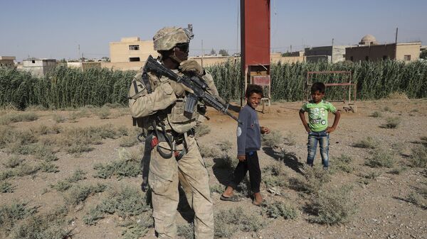 Американский солдат рядом с сирийскими детьми в районе города Ракка, Сирия - اسپوتنیک ایران  