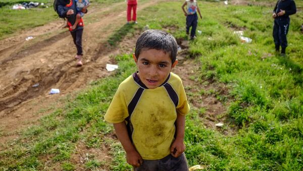 Дети одного из племен сирийских бедуинов-беженцев играют на месте стоянки возле поселка Квешра на севере Ливана рядом с границей с Сирией - اسپوتنیک ایران  