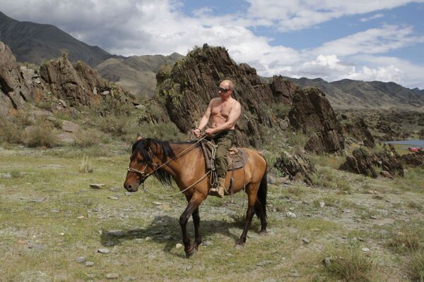 ولادیمیر پوتین سوار بر اسب در جمهوری تیوا - اسپوتنیک ایران  
