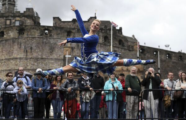 رقاص یلاینه سیتون از شرکت تاتو دنس هنگام رقصیدن در قلعه ادینبورگ دررژه ی سلطنتی  نظامیان دیبنبورگ - اسپوتنیک ایران  
