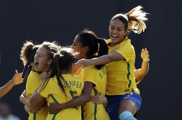 خوشحالی تیم فوتبال زنان برزیل بعد زدن گل به تیم آمریکا در سری مسابقات ملل در سان دیگو، آمریکا - اسپوتنیک ایران  