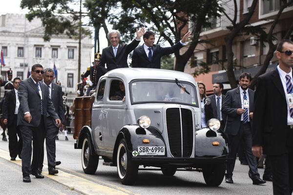 تاباره باسکس رئیس جمهور و رائول سندیک معاون رئیس جمهور اروگوئه در دیدار با مردم پس از مراسم تحلیف - اسپوتنیک ایران  