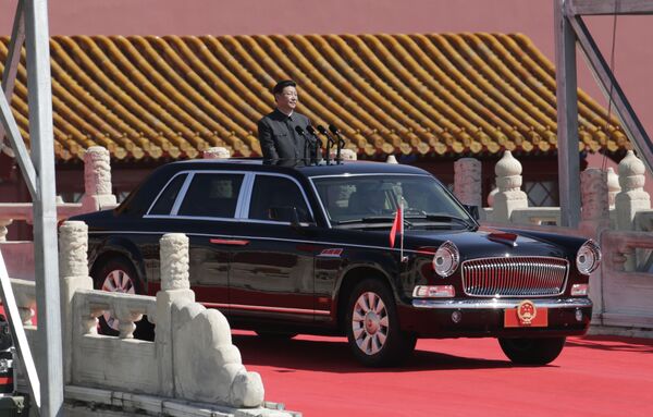 شی جین پینگ رئیس جمهور چین در خودرو خود در مراسم رژه - اسپوتنیک ایران  