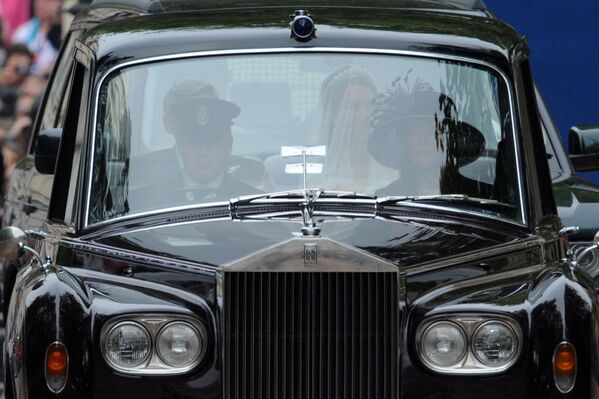 کتی میدلتون همراه پدر وی در رولز رويس فانتوم در مراسم عروسی پرنس ویلیام در لندن - اسپوتنیک ایران  
