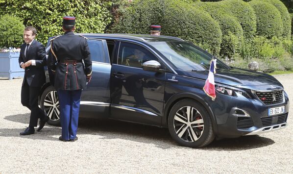 امانوئل مکرون رئیس جمهور فرانسه در کنار سیتروئن دی سی 7 کراس بک - اسپوتنیک ایران  