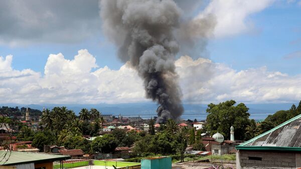 Дым от горящих домов в Марави из-за боевых действий между правительственными солдатами и группой боевиков на юге Филиппин - اسپوتنیک ایران  
