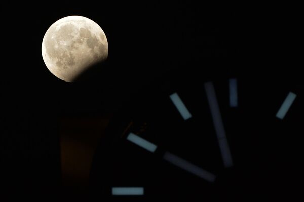 ماه گرفتگی جزئی در شهر گروزنی پایتخت جمهوری چچن در فدراسیون روسیه - اسپوتنیک ایران  