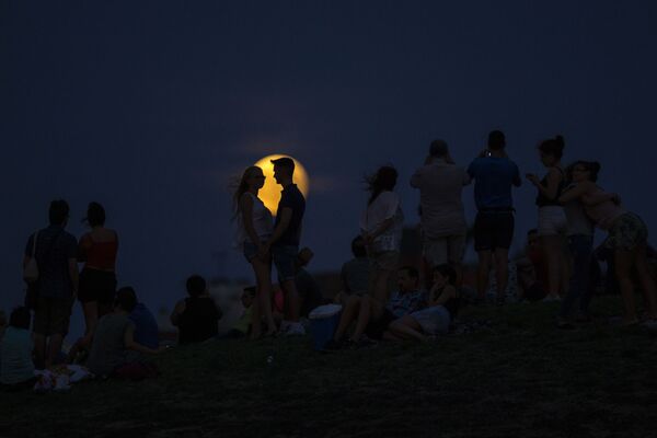 Люди наблюдают частичное лунное затмение в Мадриде - اسپوتنیک ایران  