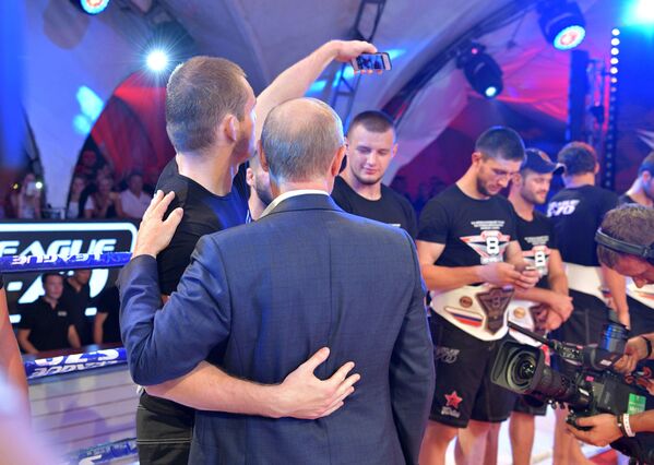سلفی پوتین با ویاچسلاو واسيلیفسکی پیروز مسابقات وزن 84 کیلوگرم در ورزش سامبا - اسپوتنیک ایران  