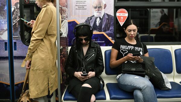 مسکویی ها در مترو چه چیزهایی را سرچ می کنند : دعا یا خدمات جنسی؟ - اسپوتنیک ایران  